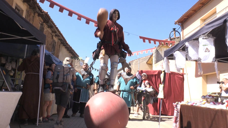 La localidad leonesa celebra la tradicional 'Batalla de Villadangos' y un año más toma las armas y se llena de puestos medievales