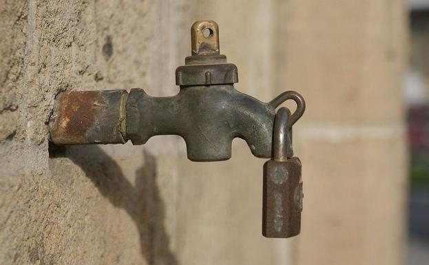 Un grifo 'candado' y sin agua.