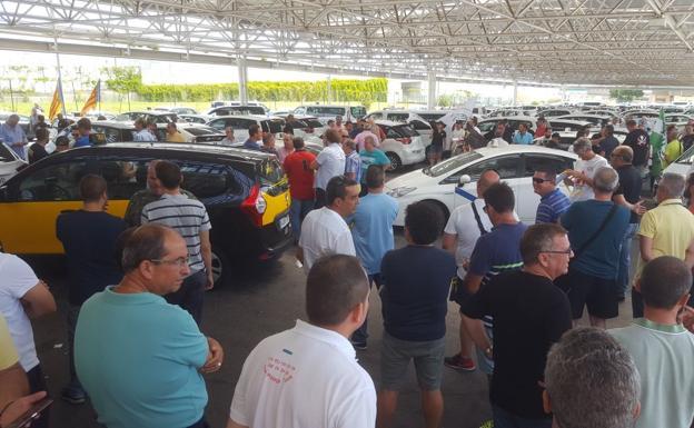 Taxistas concentrados en el aeropuerto de Málaga, adonde han acudido profesionales de otras provincias. 