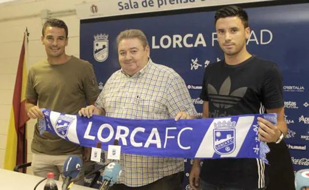 Carlos Peña, a la izquierda, en su presentación con el Lorca FC.