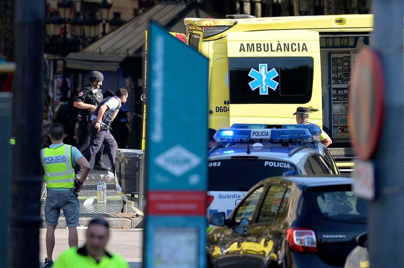 Conmoción tras el atentado ocurrido en Barcelona. Imágenes de los efectivos policiales en la zona