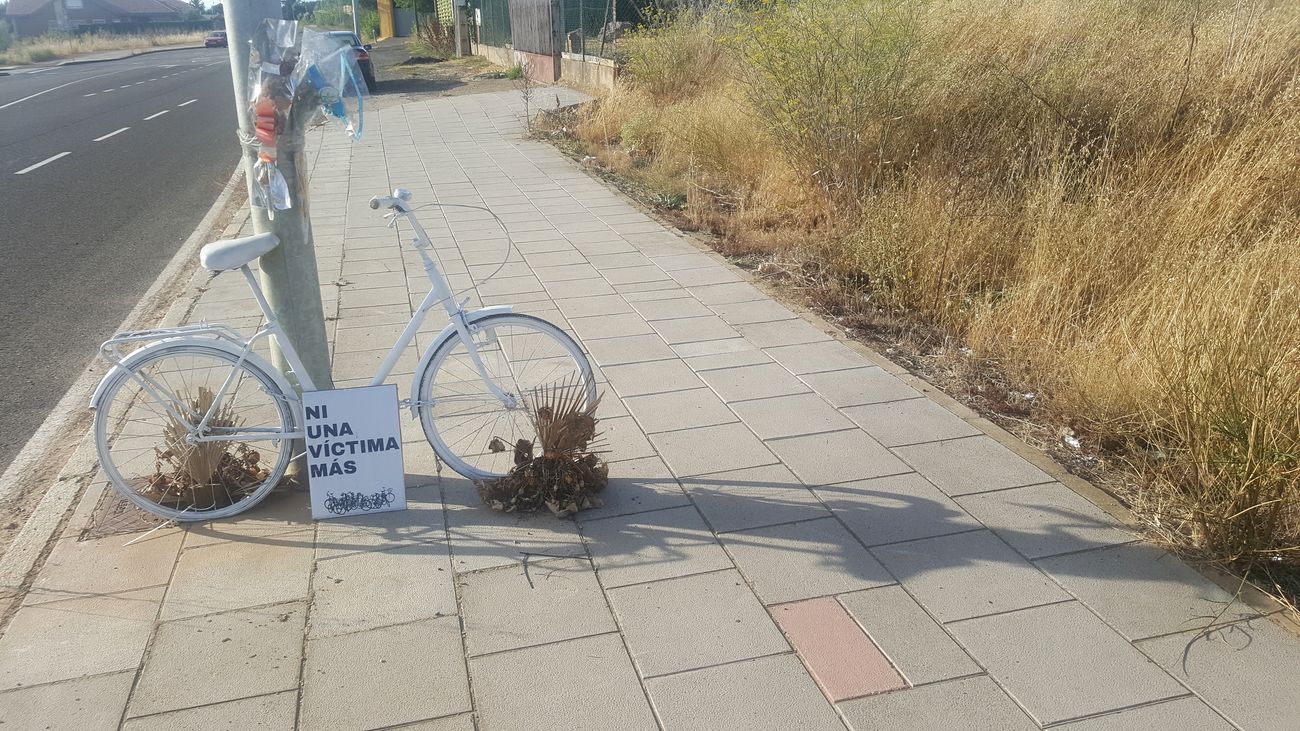 La memoria del joven ciclista, fallecido cuando acudía en bici a realizar sus prácticas docentes sigue presente después de que desapareciera la primera bicicleta que le rendía homenaje en el lugar del suceso