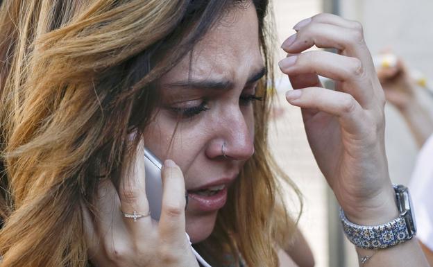 Una joven conmocionada por el atentado.