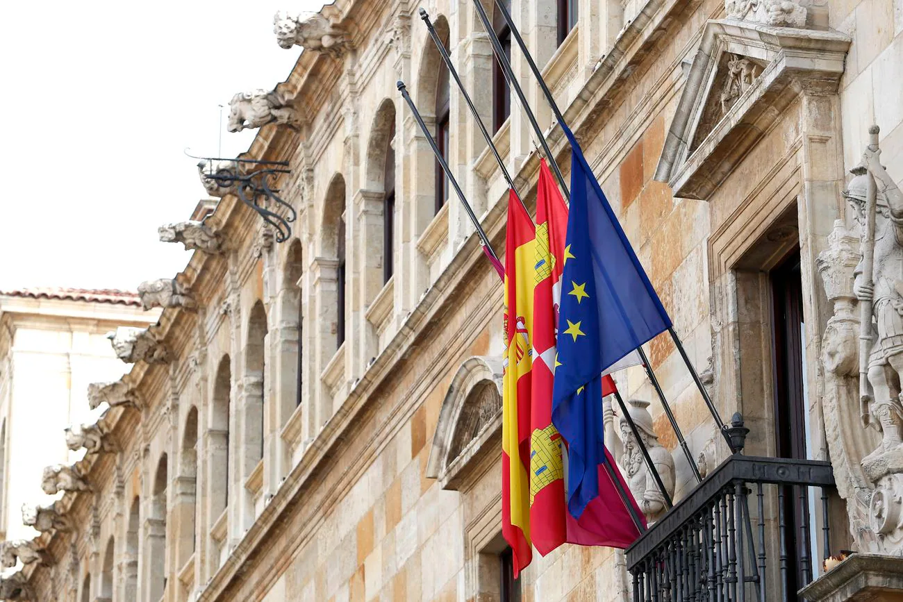 Decenas de instituciones guardan un minuto de silencio por los fallecidos en el atentado de Barcelona y como repulsa ante el terrorismo.