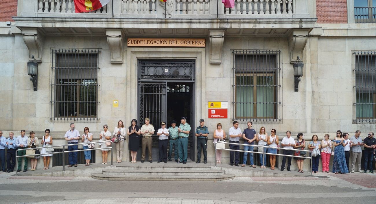 Decenas de instituciones guardan un minuto de silencio por los fallecidos en el atentado de Barcelona y como repulsa ante el terrorismo.