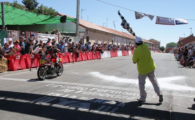 Imagen. Entrada en meta de uno de los motociclistas