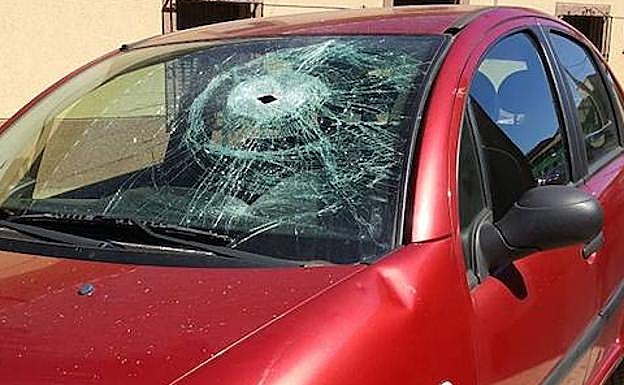Coche de la mujer agredido con un hacha.