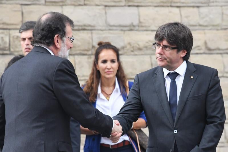 Los Reyes, Rajoy y Puigdemont presiden una ceremonia de homenaje por los atentados en Barcelona y Cambrils