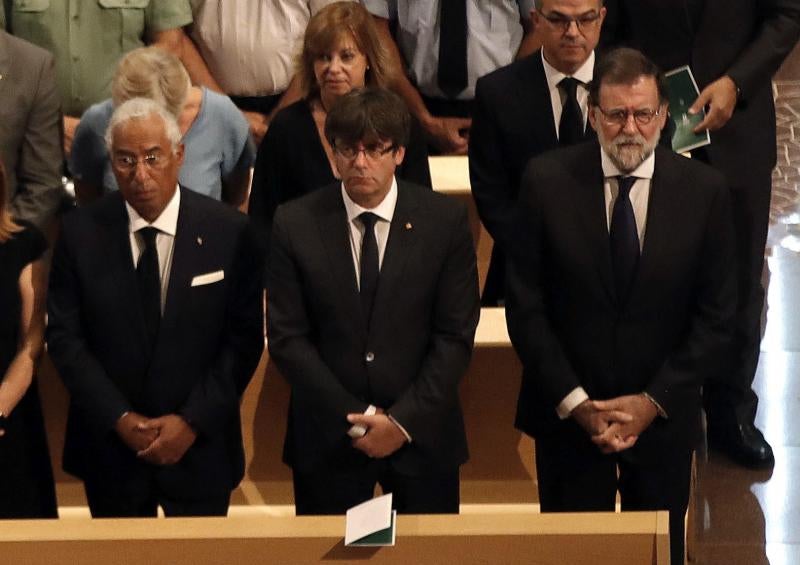 Los Reyes, Rajoy y Puigdemont presiden una ceremonia de homenaje por los atentados en Barcelona y Cambrils