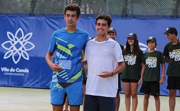 Alejandro García (I) recibe el trofeo de subcampeón individual junto al ganador, Pedro Vives (D).