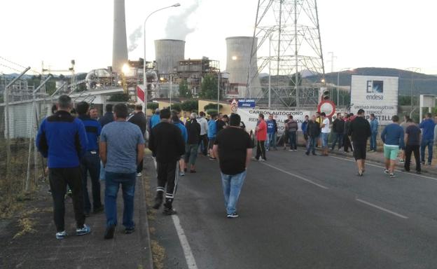 Los trabajadores de Minera Astur Leonesa, durante la concentración de este martes a la entrada de la central térmica de Compostilla. 