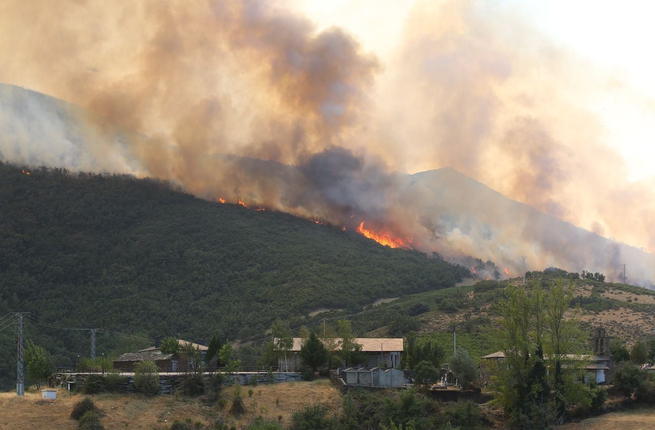 El fuego afecta principalmente a una zona de matorral, pero es una zona escarpada y de acceso complicado que dificulta las labores de extinción | El fuego, de carácter intencionado y que se localizó en Losadilla, localidad perteneciente a Encinedo, está fuera de control