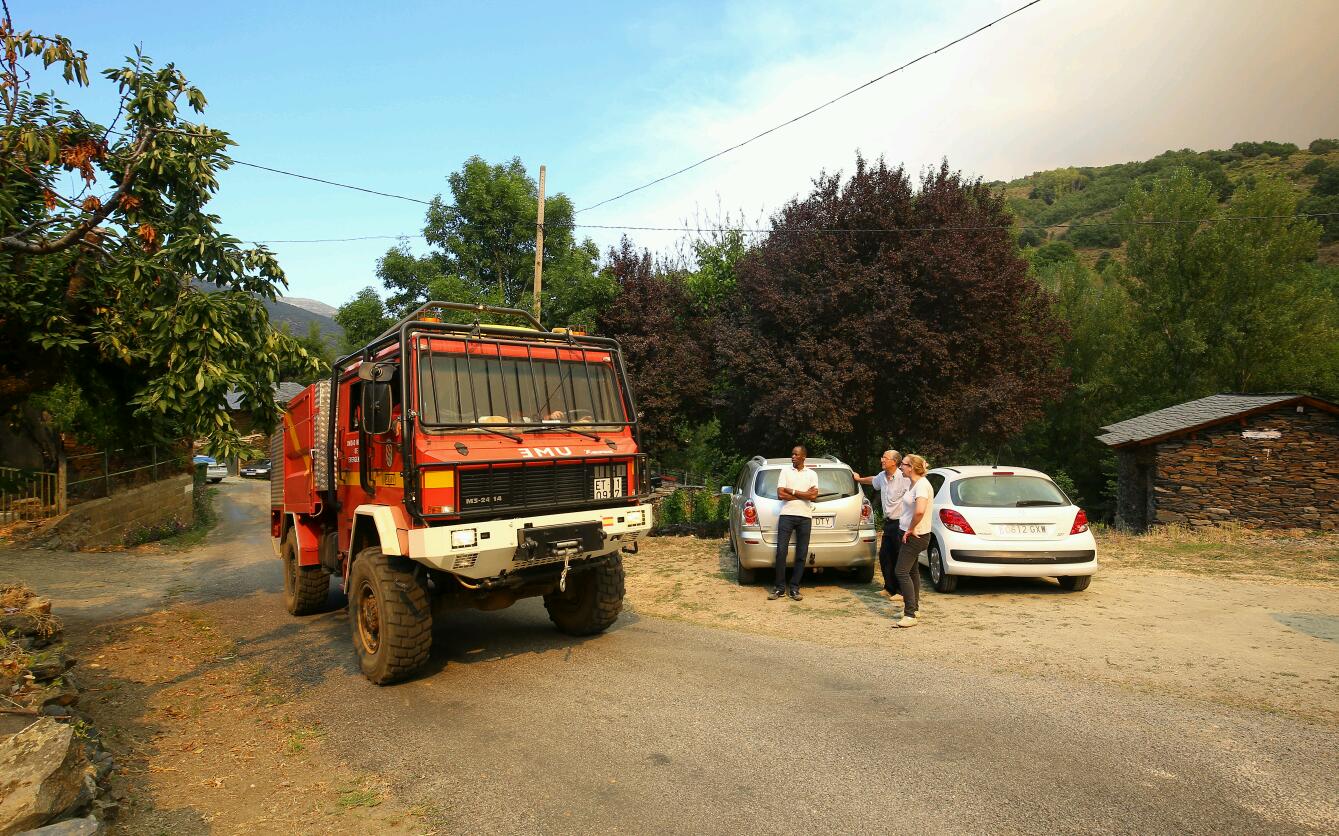 El fuego afecta principalmente a una zona de matorral, pero es una zona escarpada y de acceso complicado que dificulta las labores de extinción | El fuego, de carácter intencionado y que se localizó en Losadilla, localidad perteneciente a Encinedo, está fuera de control