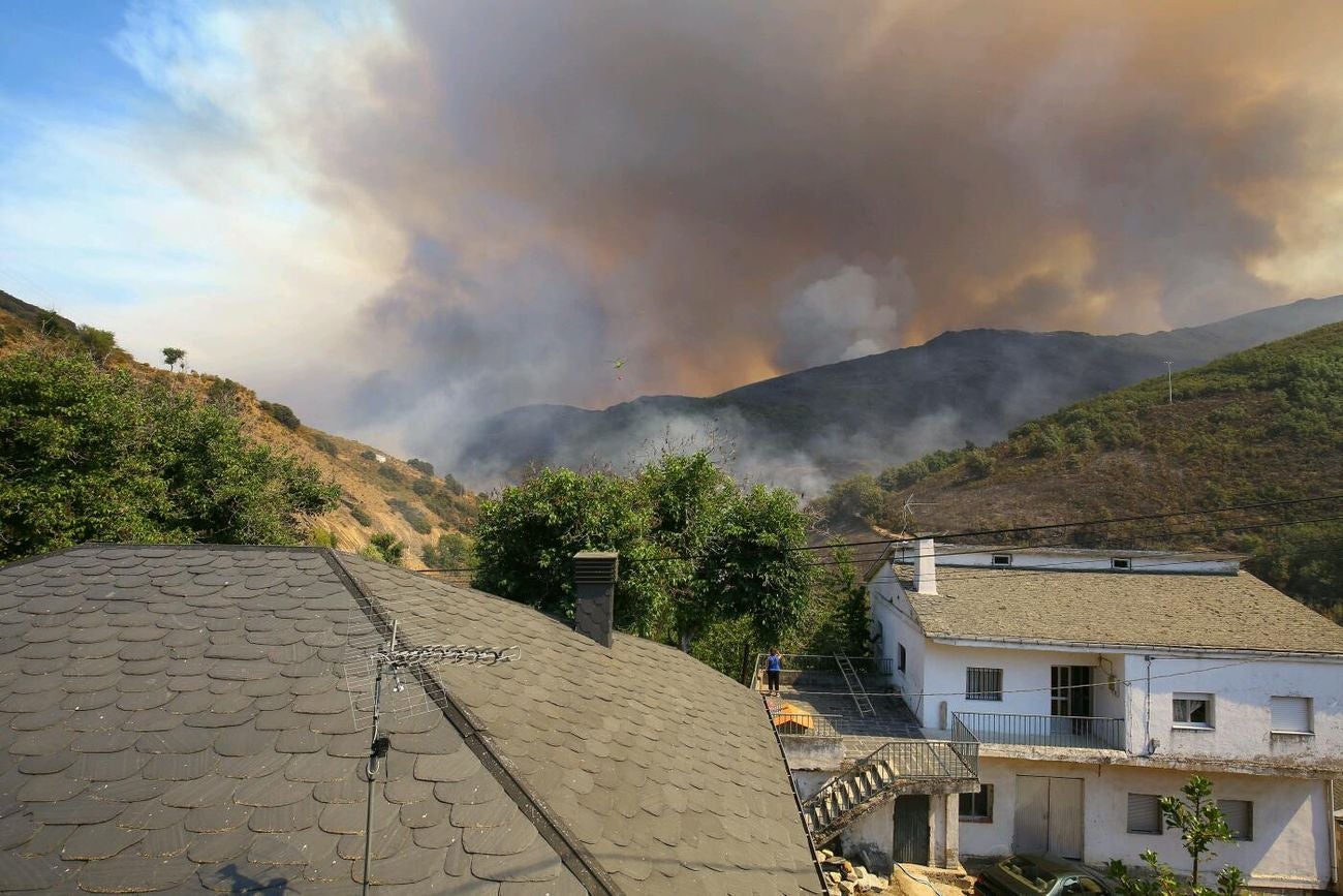 El fuego afecta principalmente a una zona de matorral, pero es una zona escarpada y de acceso complicado que dificulta las labores de extinción | El fuego, de carácter intencionado y que se localizó en Losadilla, localidad perteneciente a Encinedo, está fuera de control