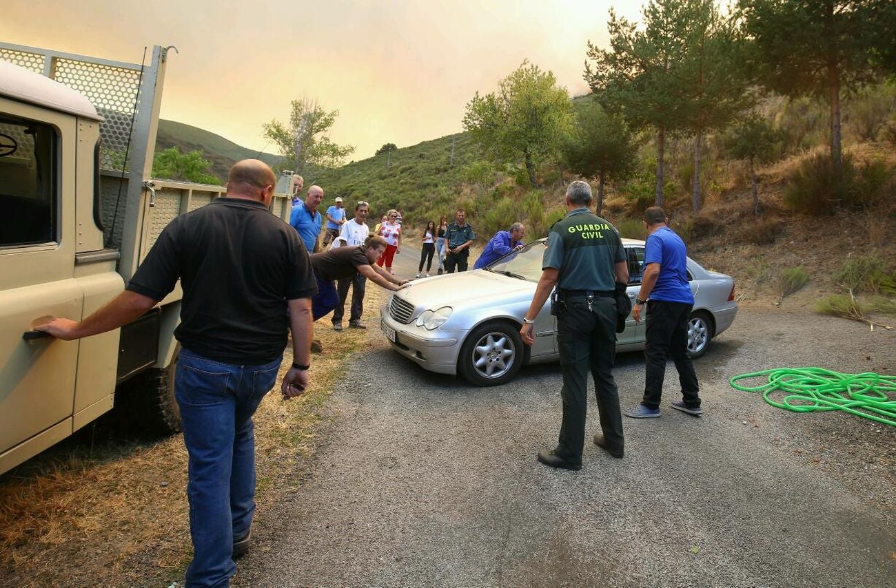 El fuego afecta principalmente a una zona de matorral, pero es una zona escarpada y de acceso complicado que dificulta las labores de extinción | El fuego, de carácter intencionado y que se localizó en Losadilla, localidad perteneciente a Encinedo, está fuera de control