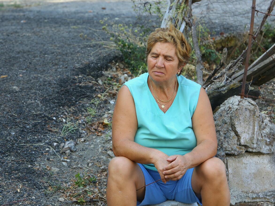 Vecinos de Santa Eulalia de La Cabrera desalojados de sus viviendas por la amenaza del fuego.