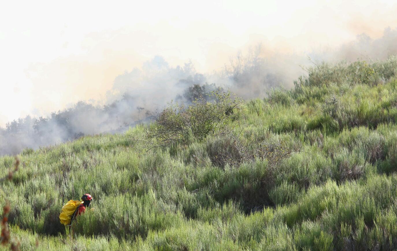 Vecinos de Santa Eulalia de La Cabrera desalojados de sus viviendas por la amenaza del fuego.