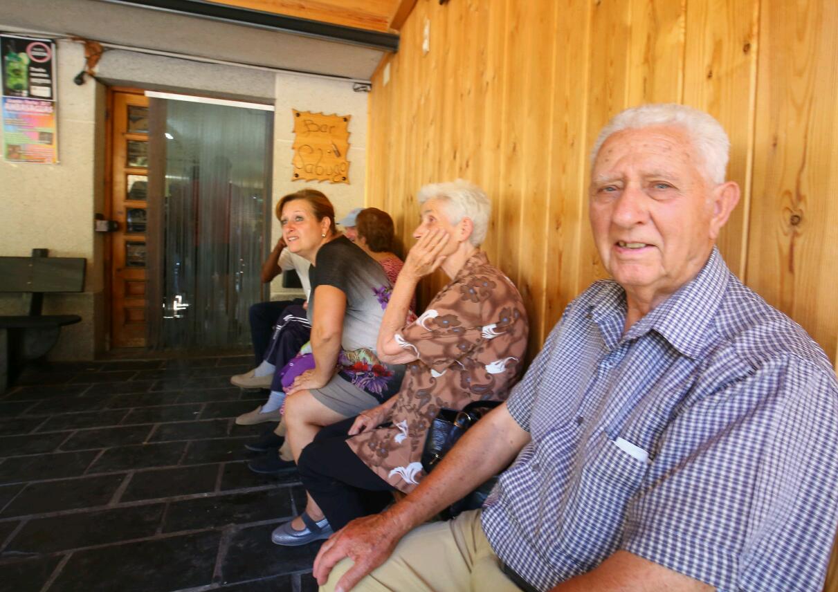 Vecinos de Santa Eulalia de La Cabrera desalojados de sus viviendas por la amenaza del fuego.