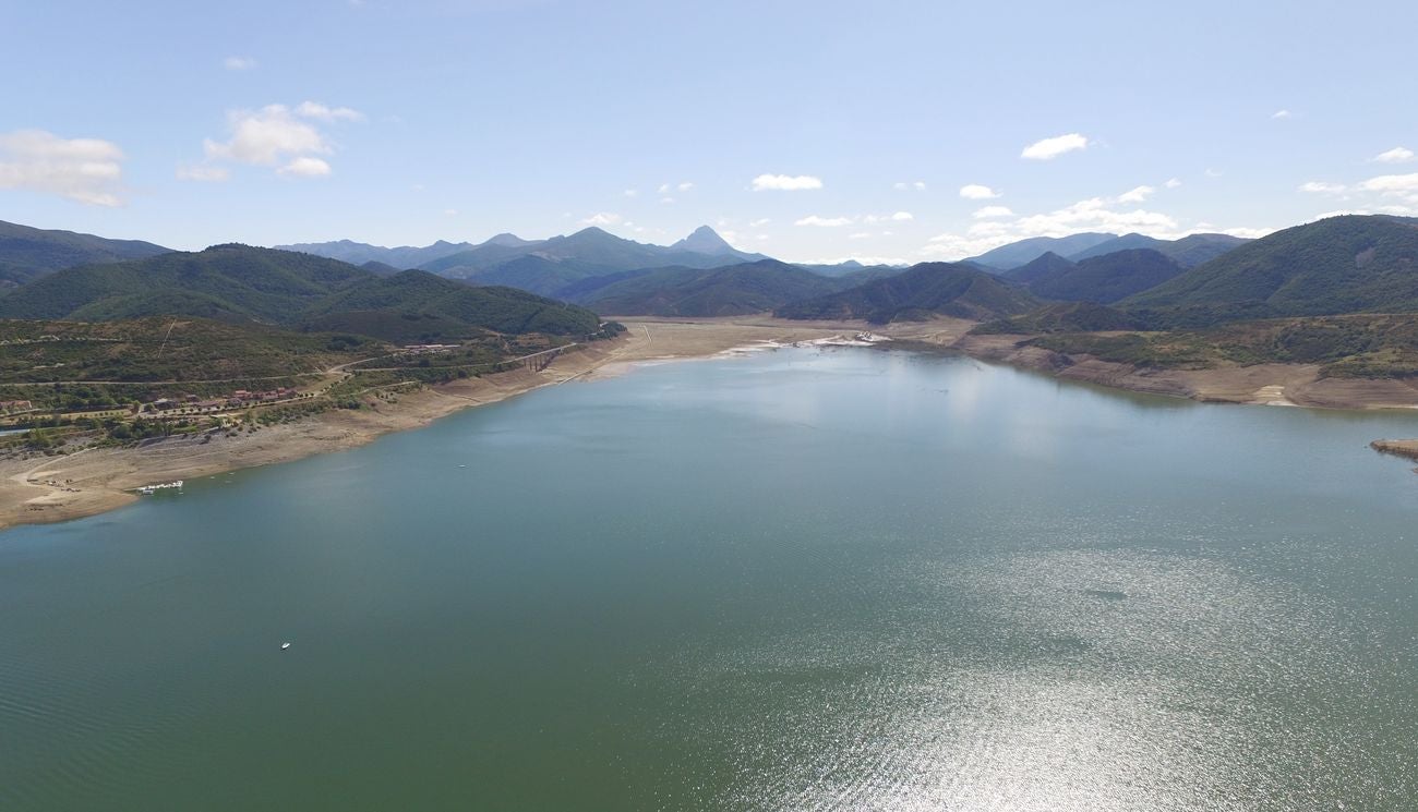 El desierto provocado por la sequía 'descubre' historias perdidas | Las viejas edificaciones de Riaño salen a la luz al ritmo de 20 metros diarios