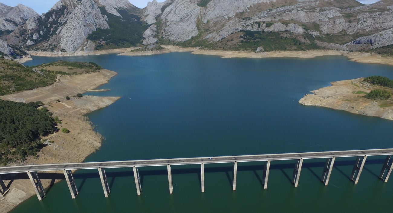 El desierto provocado por la sequía 'descubre' historias perdidas | Las viejas edificaciones de Riaño salen a la luz al ritmo de 20 metros diarios