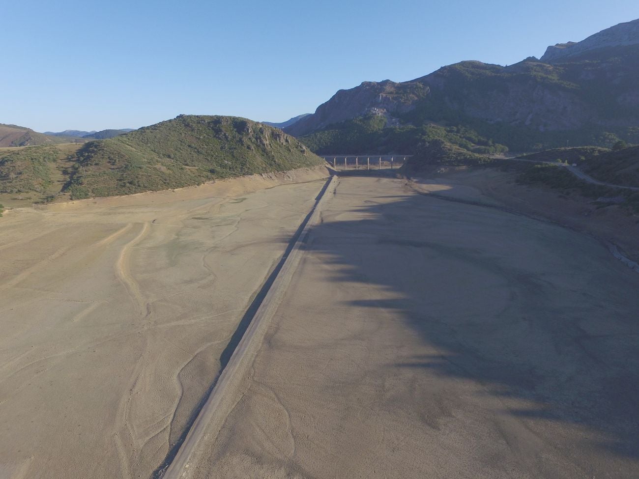 El desierto provocado por la sequía 'descubre' historias perdidas | Las viejas edificaciones de Riaño salen a la luz al ritmo de 20 metros diarios