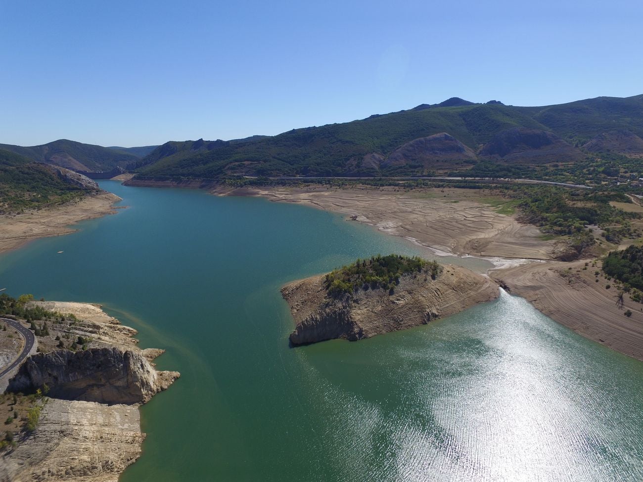 El desierto provocado por la sequía 'descubre' historias perdidas | Las viejas edificaciones de Riaño salen a la luz al ritmo de 20 metros diarios