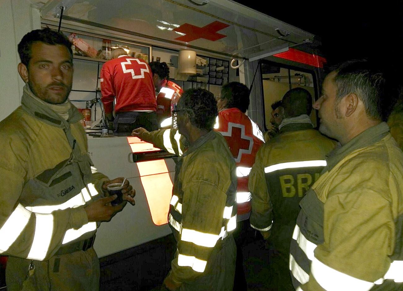Efectivos de la Cruz Roja se desplazan a La Cabrera para 'avituallar' a los brigadistas durante los turnos de noche