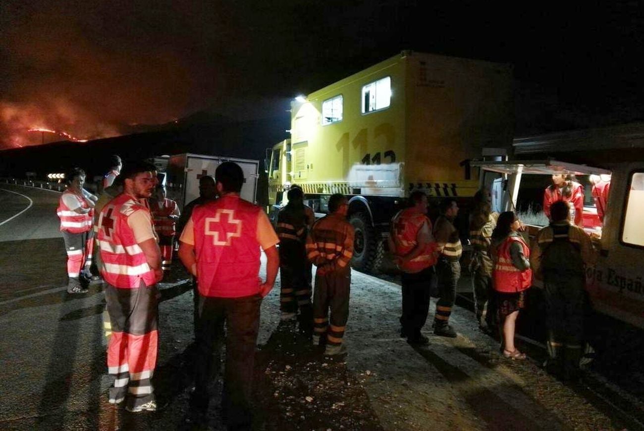 Efectivos de la Cruz Roja se desplazan a La Cabrera para 'avituallar' a los brigadistas durante los turnos de noche