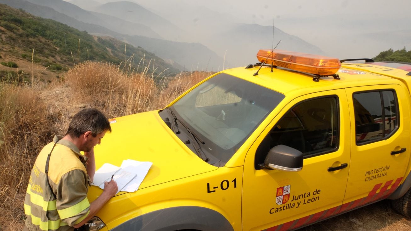 Efectivos de la Cruz Roja se desplazan a La Cabrera para 'avituallar' a los brigadistas durante los turnos de noche