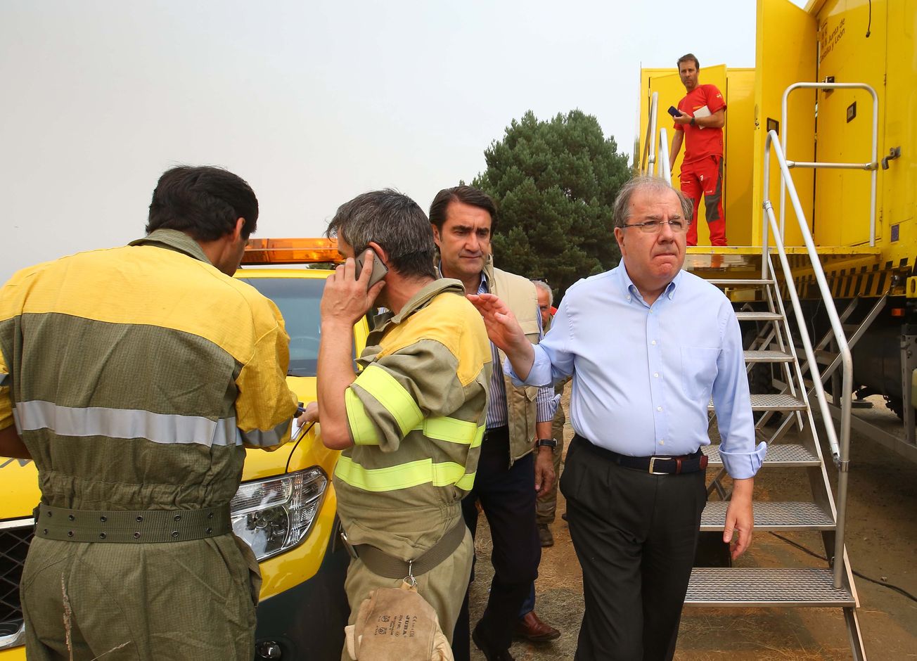 El presidente de la Junta de Castilla y León acude a la 'zona cero' del incendio de La Cabrera.