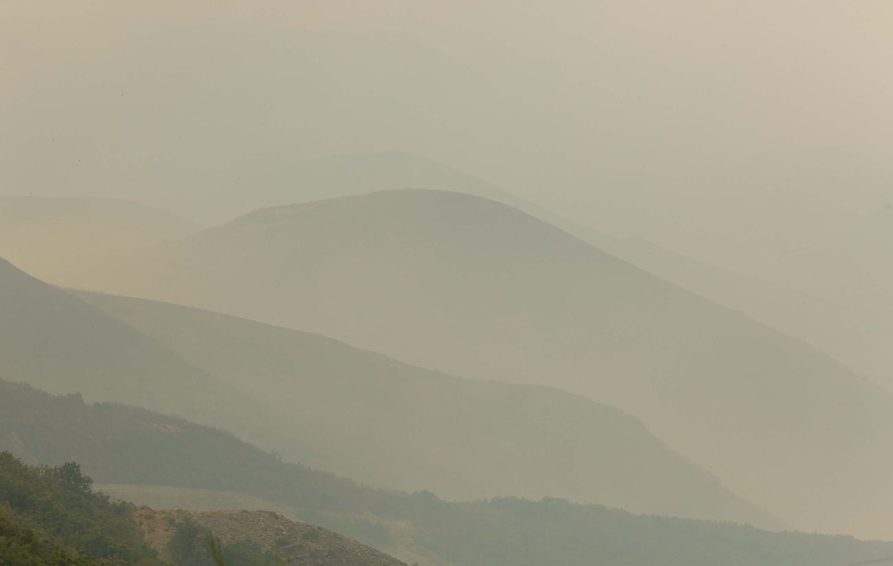 La ceniza caída del cielo y la intensa humareda visible desde varios kilómetros de distancia marcan el despertar de los pueblos afectados por el incendio de nivel 2 que afecta a los municipios leoneses de Truchas y Encinedo