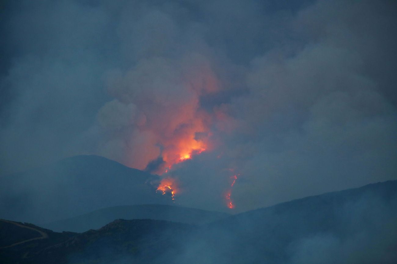 La ceniza caída del cielo y la intensa humareda visible desde varios kilómetros de distancia marcan el despertar de los pueblos afectados por el incendio de nivel 2 que afecta a los municipios leoneses de Truchas y Encinedo