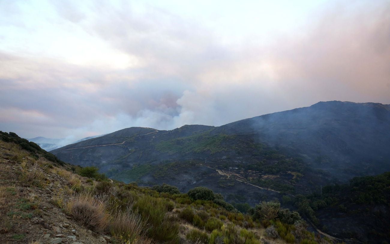 La ceniza caída del cielo y la intensa humareda visible desde varios kilómetros de distancia marcan el despertar de los pueblos afectados por el incendio de nivel 2 que afecta a los municipios leoneses de Truchas y Encinedo