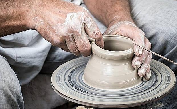 Un hombre haciendo con cerámica una vasija.