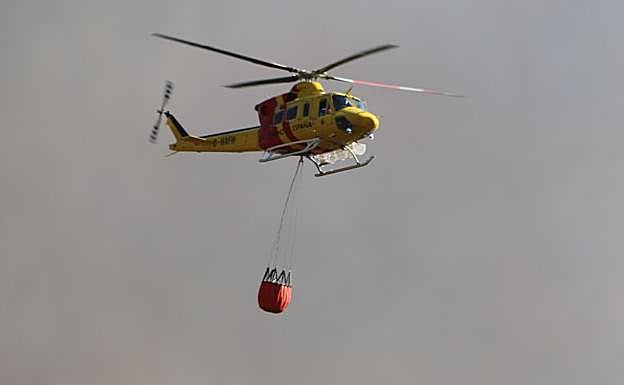Uno de los medios aéreos en el incendio de Encinedo.