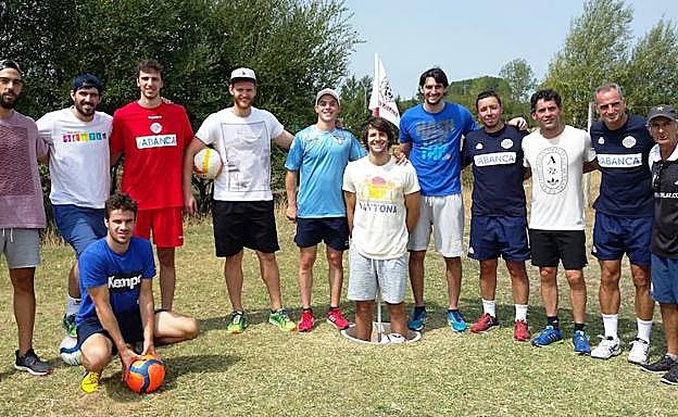 Varios jugadores del Abanca Ademar, en las instalaciones de FootGolf en Azadinos.