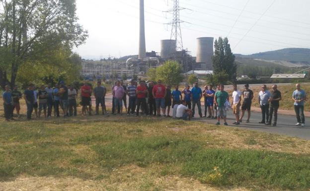 Los mineros de Minera Astur Leonesa bloquean por tercer día consecutivo la entrada de carbón en la central térmica de Compostilla.