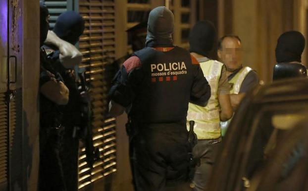 Los Mossos, durante el registro en Vilafranca.