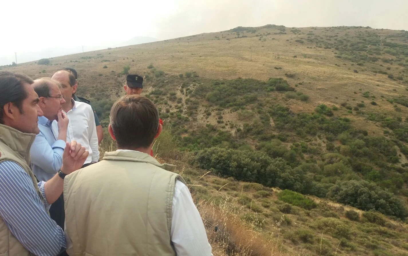 El presidente de la Junta de Castilla y León acude a la 'zona cero' del incendio de La Cabrera.