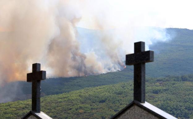 El fuego avanza sin control en La Cabrera.