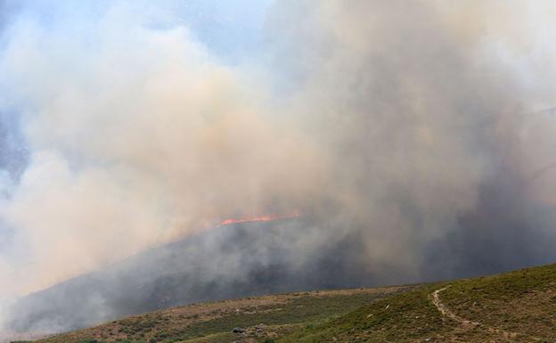 Imagen del avance de las llamas en La Cabrera.