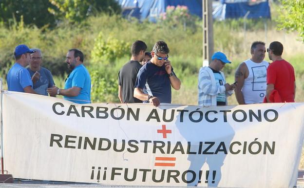 Trabajadores a las puertas de Compostilla.