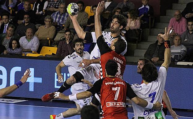 Leo Santos, en un partido con el Abanca Ademar.