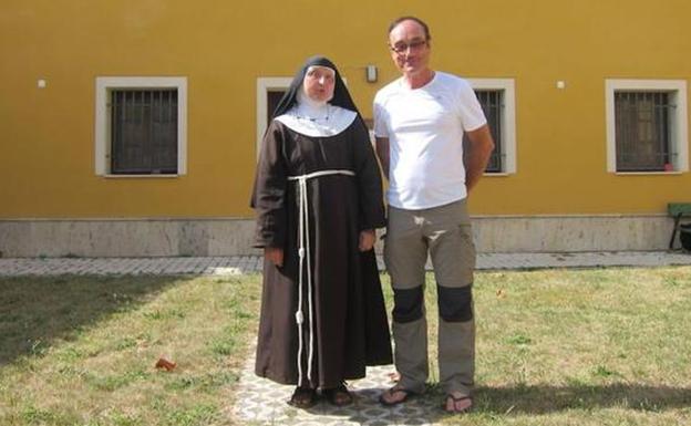 José Luis Merino con sor Piedad Cuadrado.