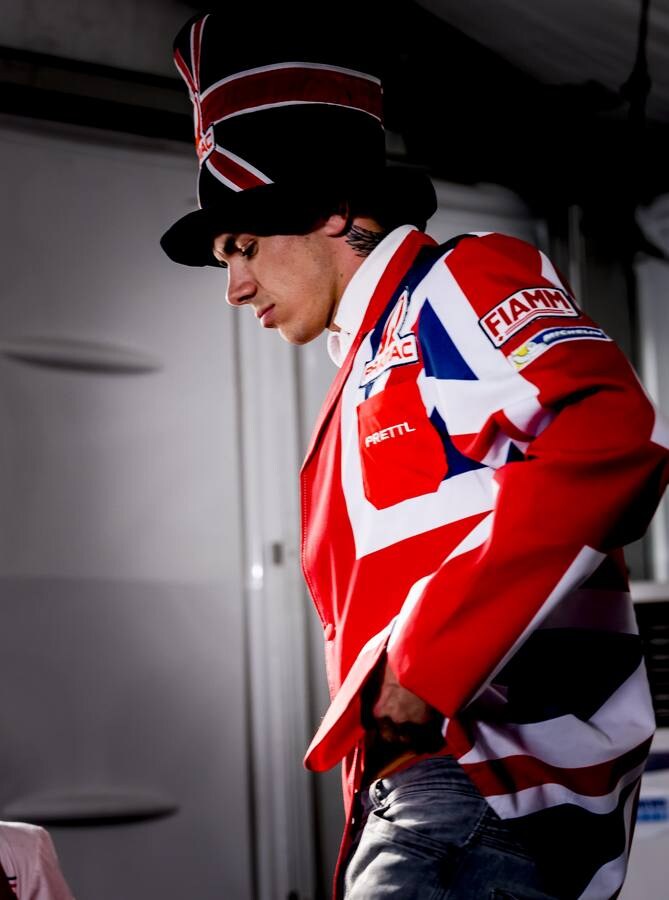 Scott Redding bromea con un original gorro con los colores de la bandera británica.