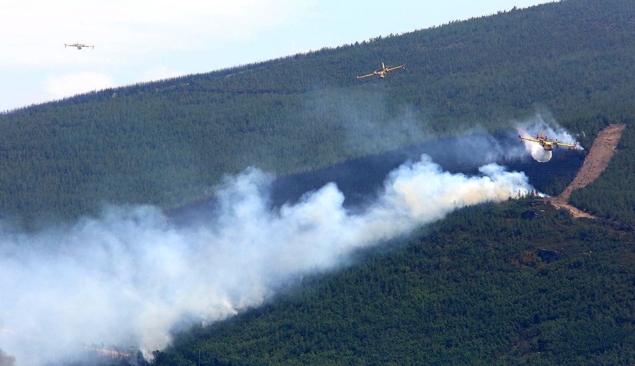 Las llamas avanzan sin control en la zona pese al esfuerzo de 300 efectivos | La lucha desde tierra y aire no evita que las llamas calcinen cuanto encuentran a su paso