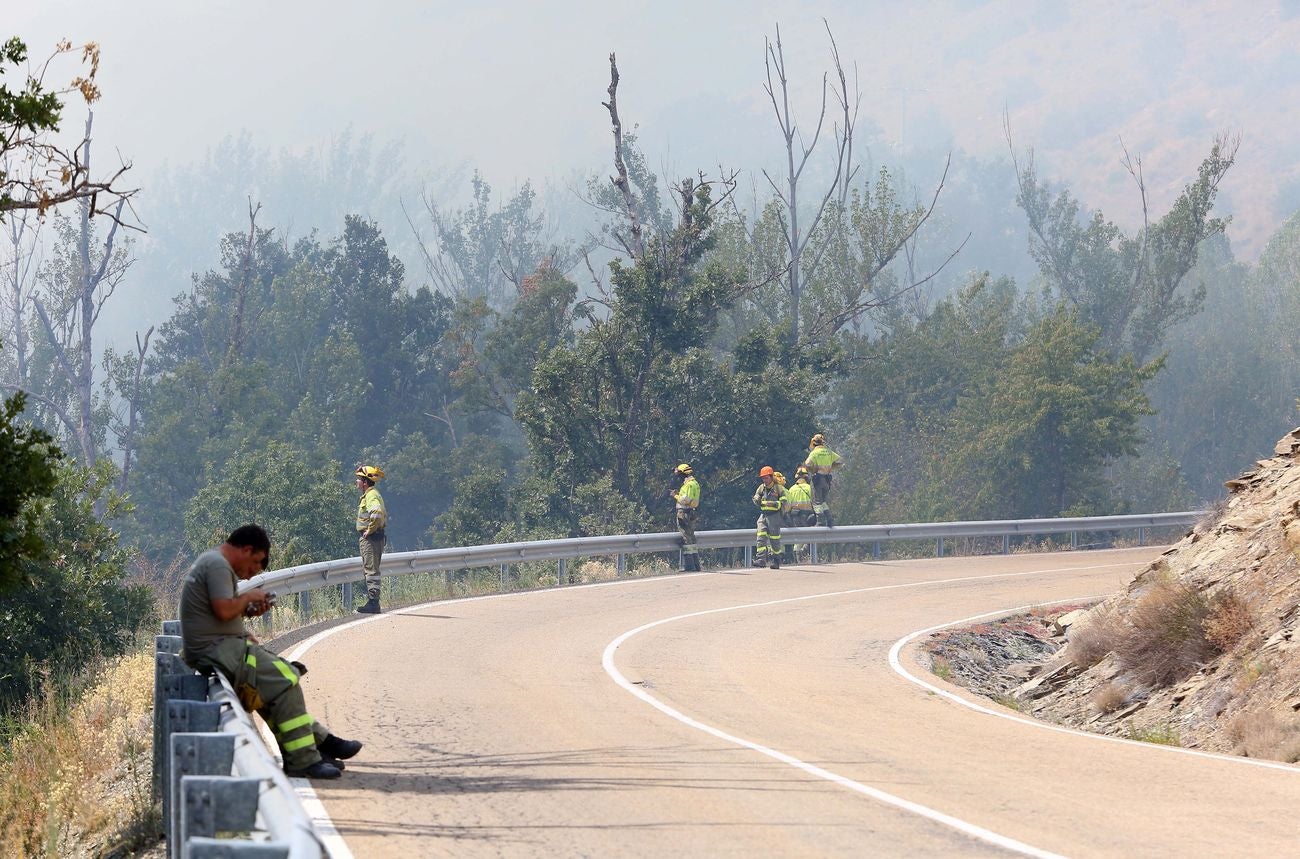 Las llamas avanzan sin control en la zona pese al esfuerzo de 300 efectivos | La lucha desde tierra y aire no evita que las llamas calcinen cuanto encuentran a su paso