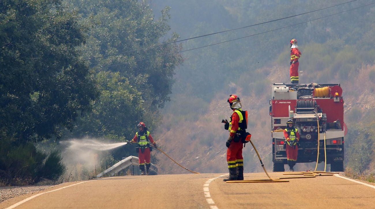 Las llamas avanzan sin control en la zona pese al esfuerzo de 300 efectivos | La lucha desde tierra y aire no evita que las llamas calcinen cuanto encuentran a su paso