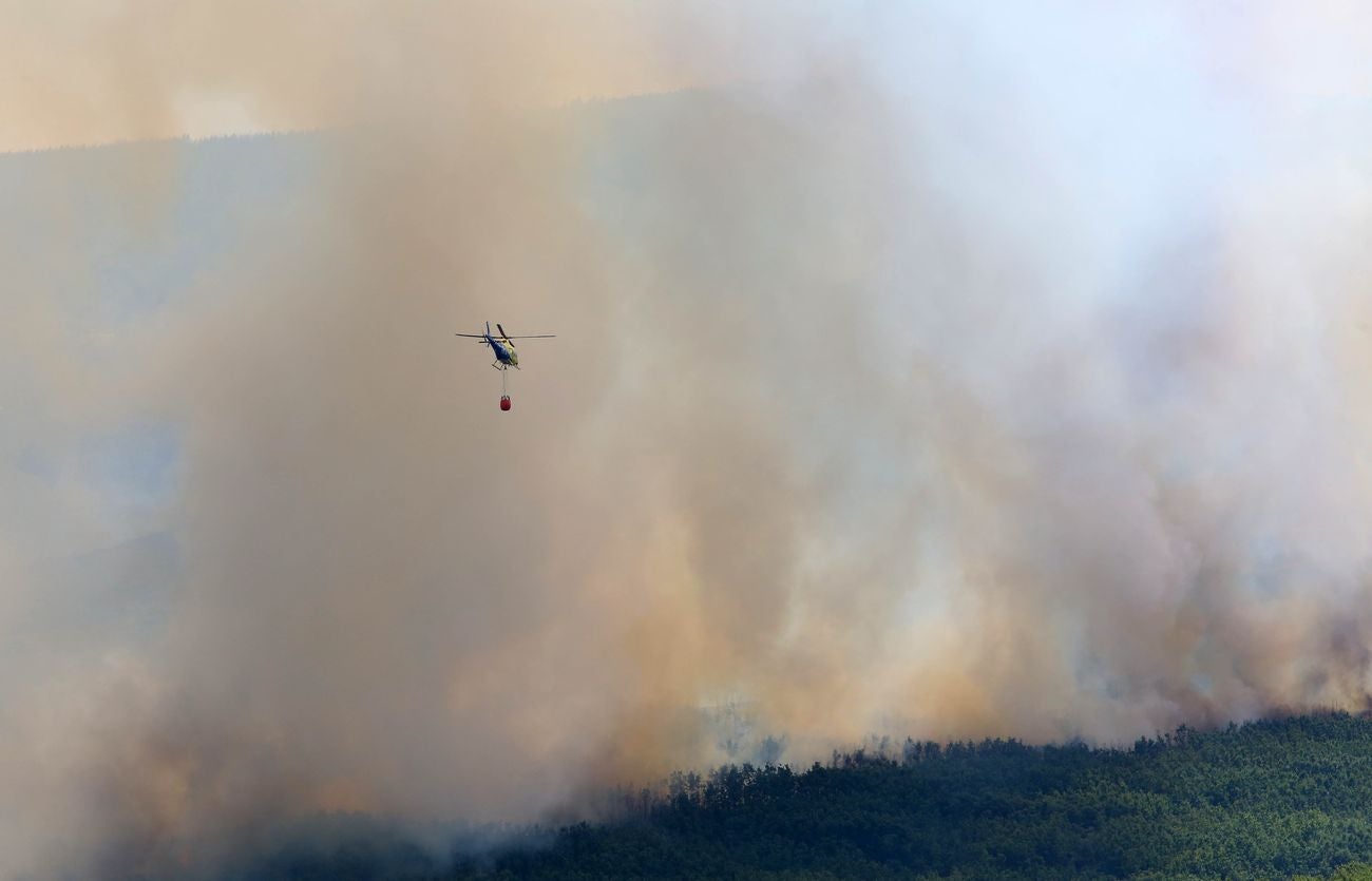 Las llamas avanzan sin control en la zona pese al esfuerzo de 300 efectivos | La lucha desde tierra y aire no evita que las llamas calcinen cuanto encuentran a su paso