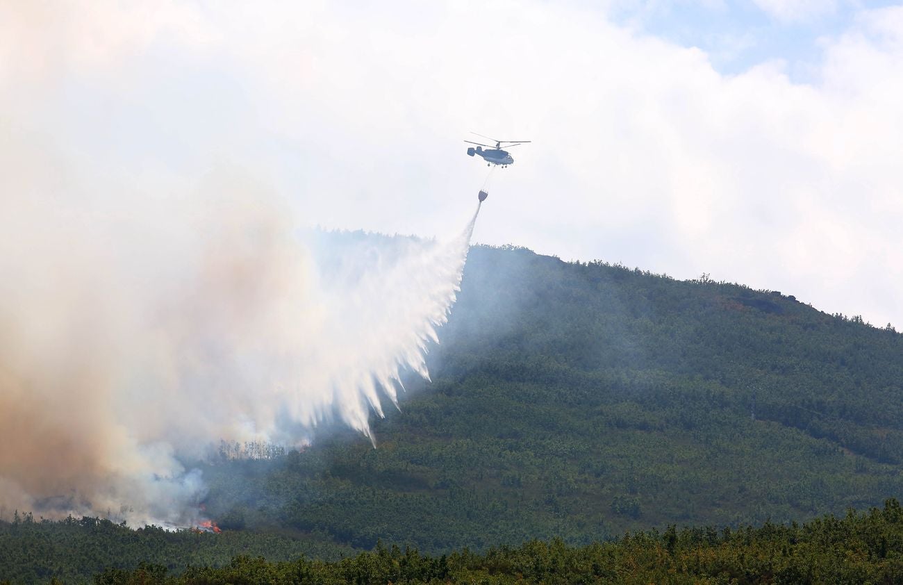 Las llamas avanzan sin control en la zona pese al esfuerzo de 300 efectivos | La lucha desde tierra y aire no evita que las llamas calcinen cuanto encuentran a su paso